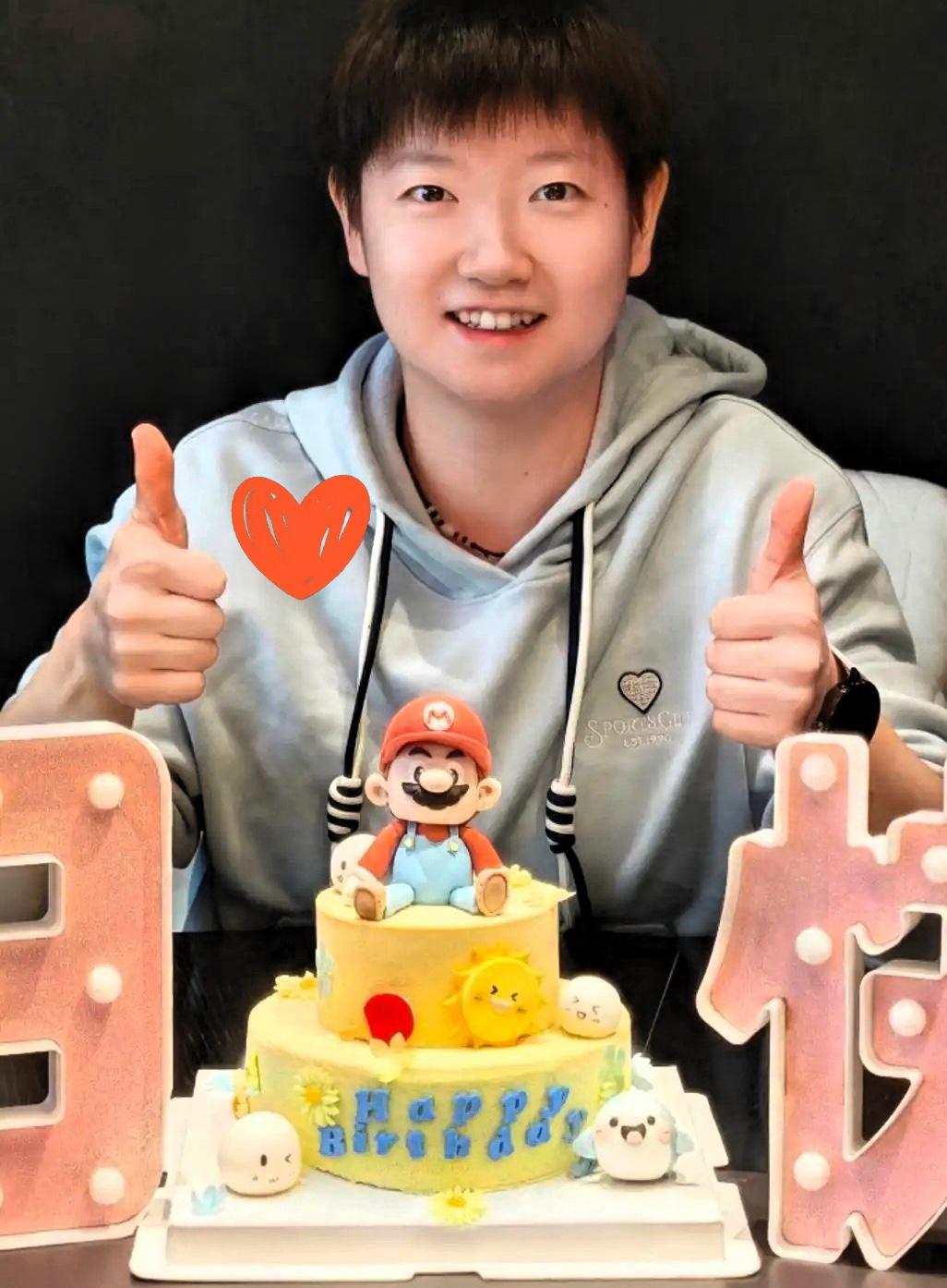 莎莎晒的生日蛋糕也太会了！又像小白球又像小豆包，到底是谁出的好主意啊，一看就用了