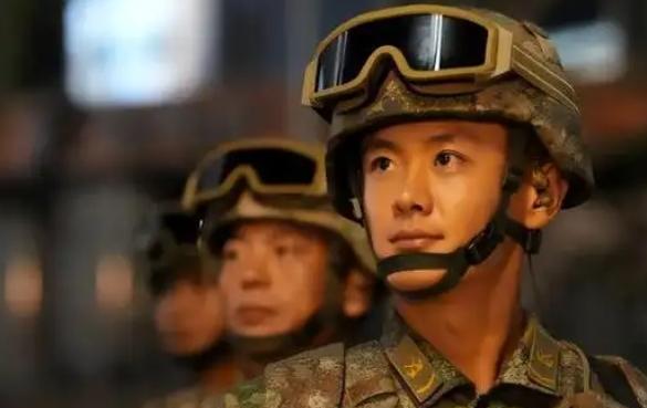 九三阅兵，就知道这位兵哥哥会火，英气的眼神，帅气的面堂，硬气的底蕴，一下就牵动好