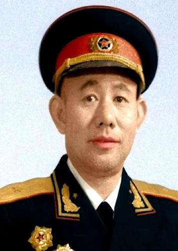 彭德怀那声吼，不是骂人，是给黄朝天磕头。你信吗？一个师，九千人，对着两万八千