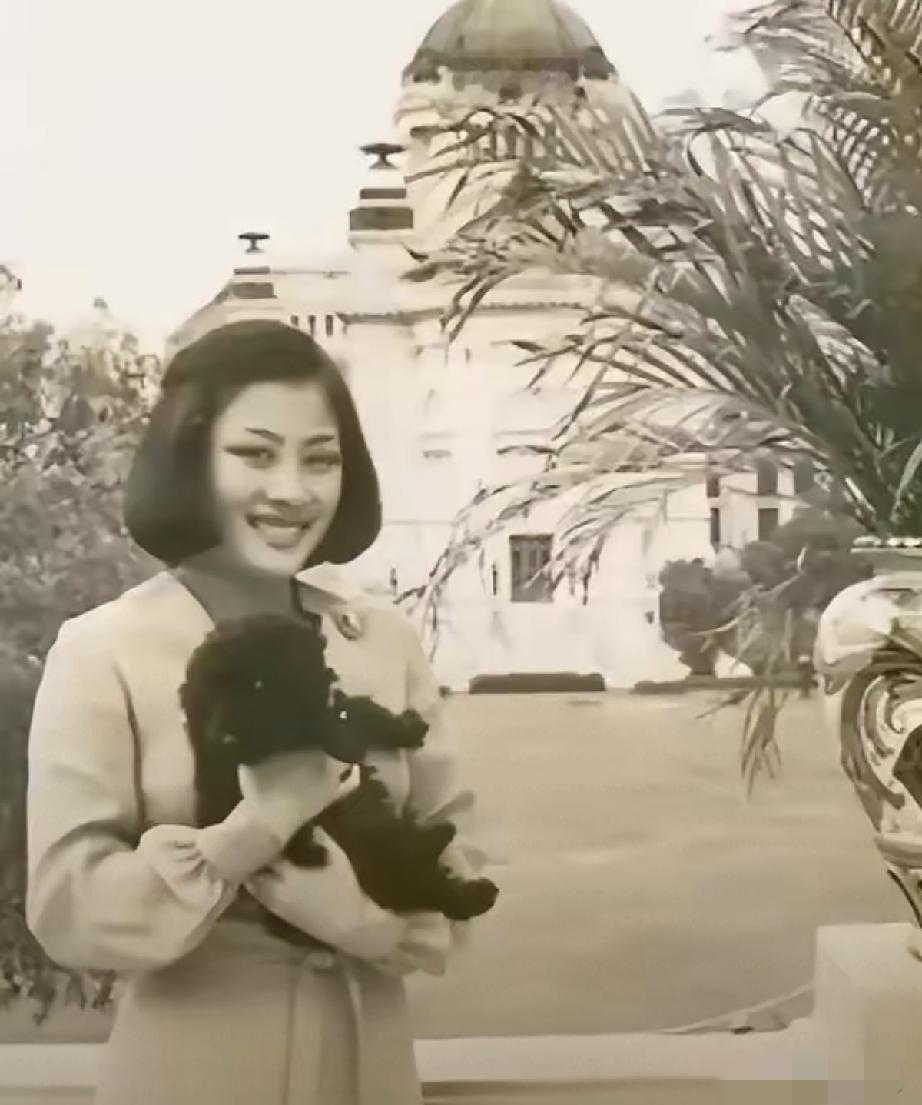 抱着心爱的小狗狗，颂莎瓦丽王妃笑的很温柔；西拉米王妃的表情有点不自然，小狗在她