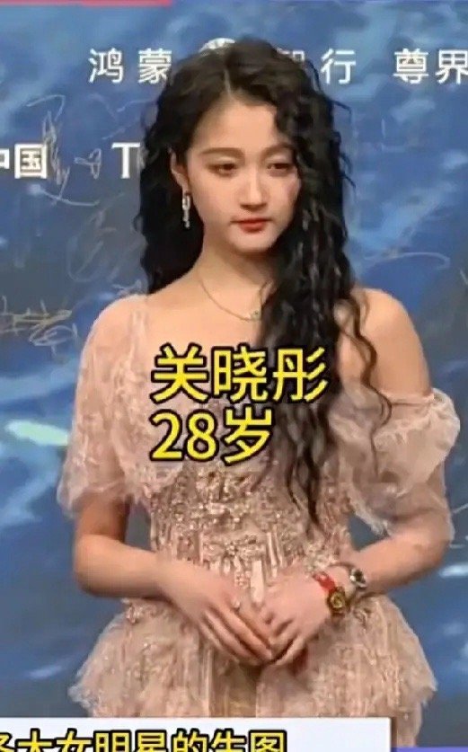 杨幂39岁白鹿31岁杨紫33岁倪妮37岁景甜37岁古力娜扎33岁张天爱35岁佟丽