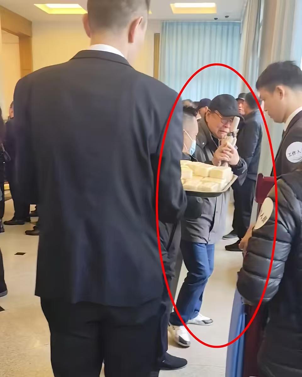 马德华在陈丽华告别仪式上哭太厉害，这几个貌似西游记演完了就没什么交集了，上岁数了