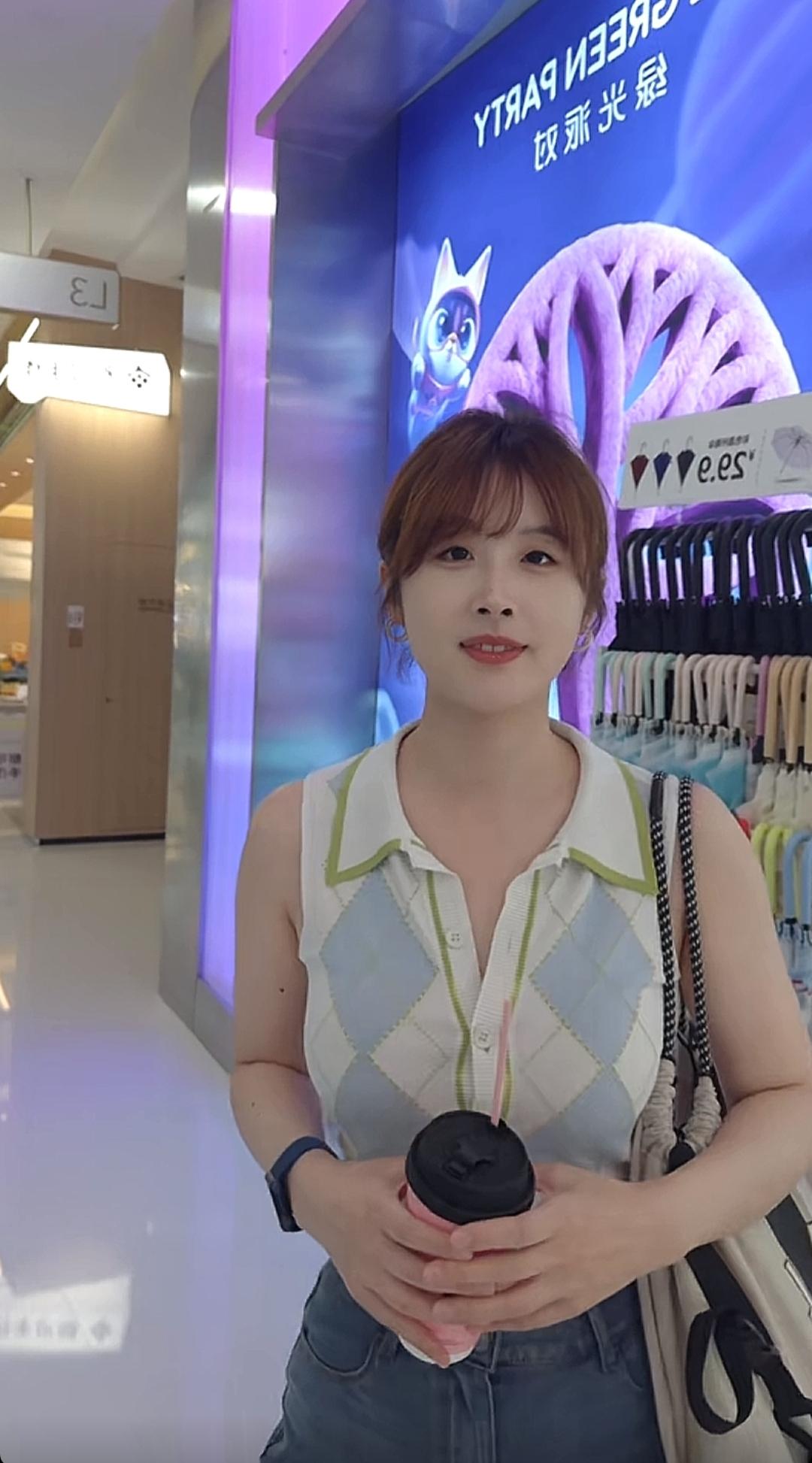 贤惠的女人，美丽成熟。街拍时尚图分享什么样女人最有女人味