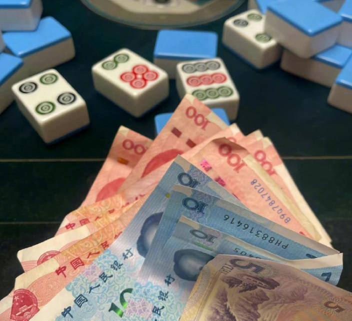 北京，一男子带12000元现金，到某小区地下室玩麻将，他先还了牌友2000