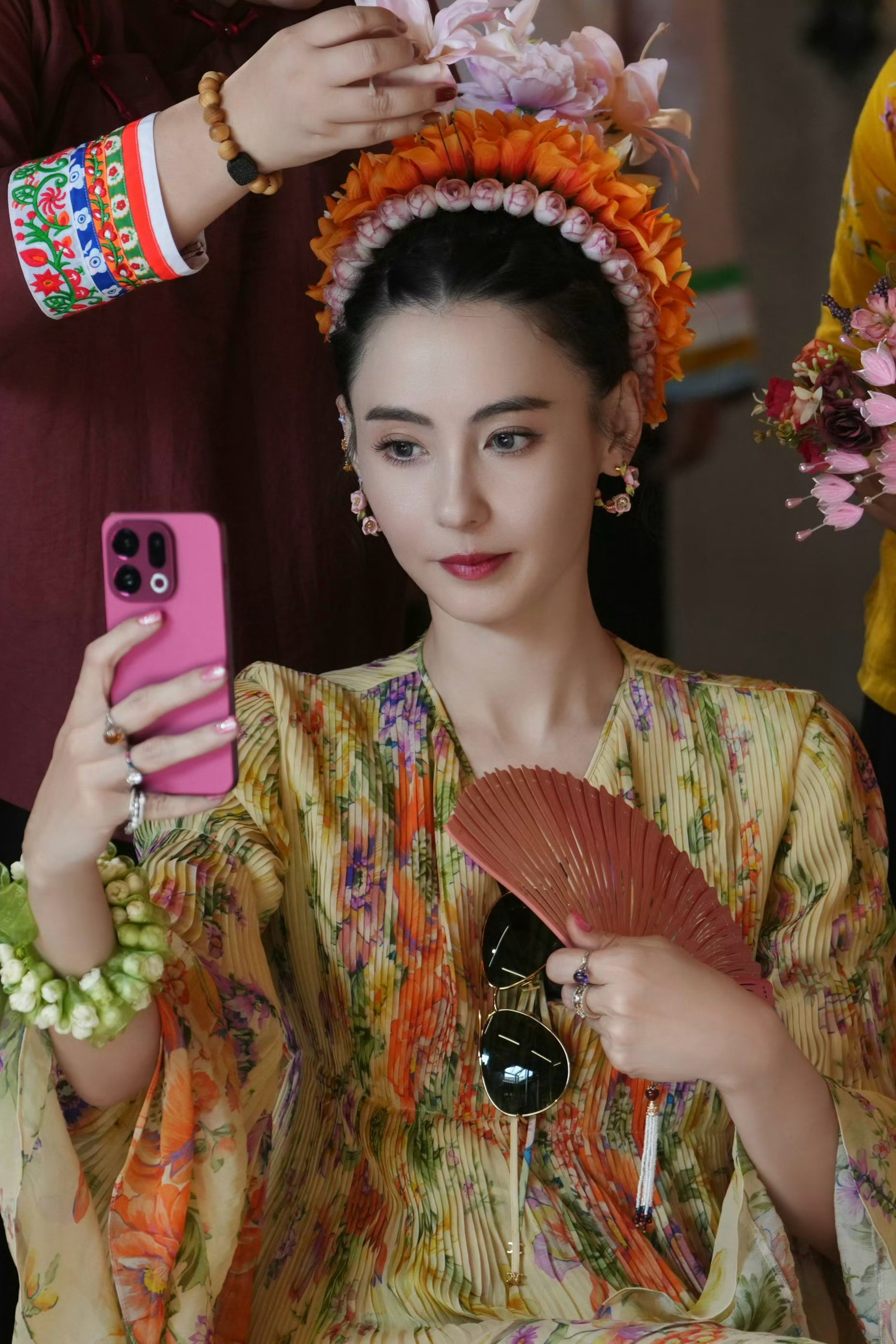 年纪上来之后反而美成皇后了我在想到底还要多夸张的装扮才能让观众的目光从张柏芝这