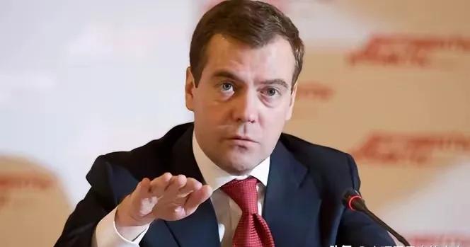 彻底决裂了！俄罗斯安全会议副主席梅德韦杰夫公开表示，有情报显示英国和法国想提