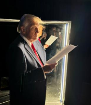 特朗普太直了，直得你都有点不好意思说他坏，当主持人质问：“你怎么能信中国这种坏人