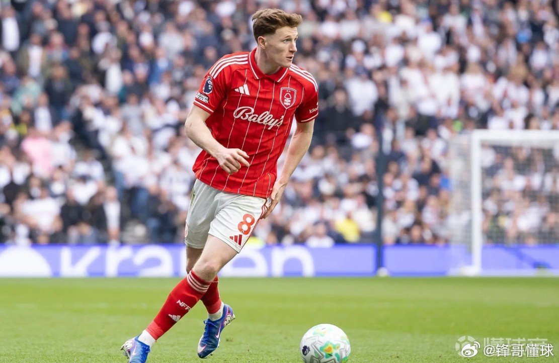 曼联跟队：曼联决心将埃利奥特-安德森定为今夏头号重磅引援。据《太阳报》曼联跟队