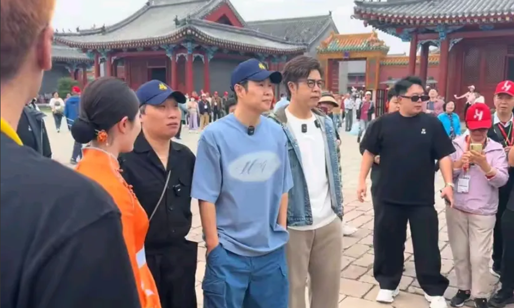 近日，小沈阳现身沈阳故宫被拍，二十余名保镖保安开道，一路连呼带吓要求游客避让，在