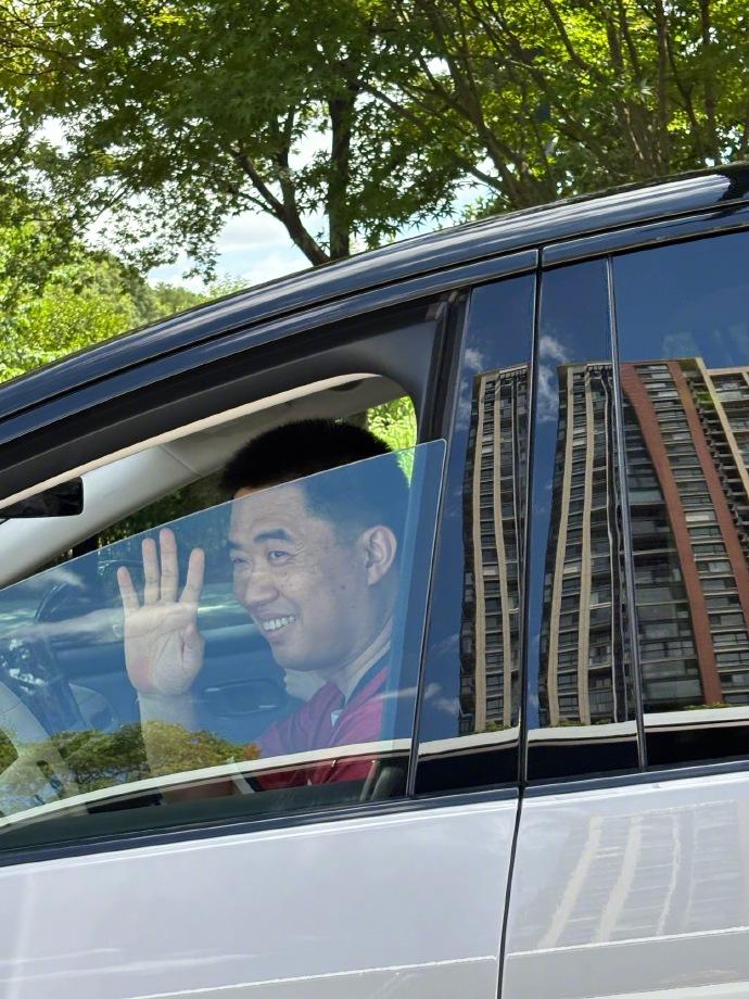 李想开着理想i8在常州街头晃悠，还穿个常州队球服说要去看球，这宣传暗号给得够