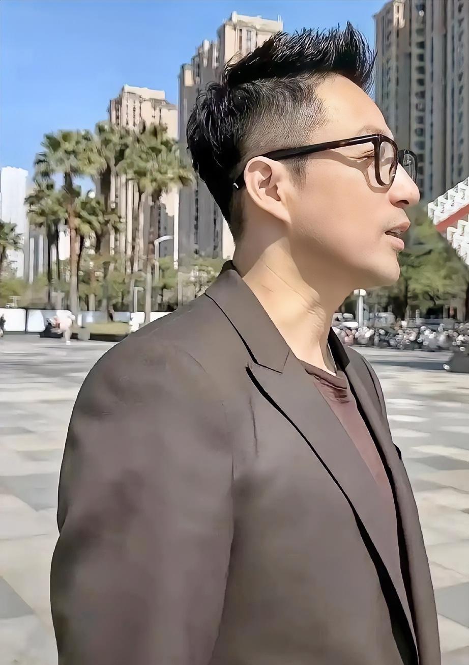 机票都订好了，汪小菲却在孩子出生后几乎不离开台北月子中心，这个男人以前为了谈生意