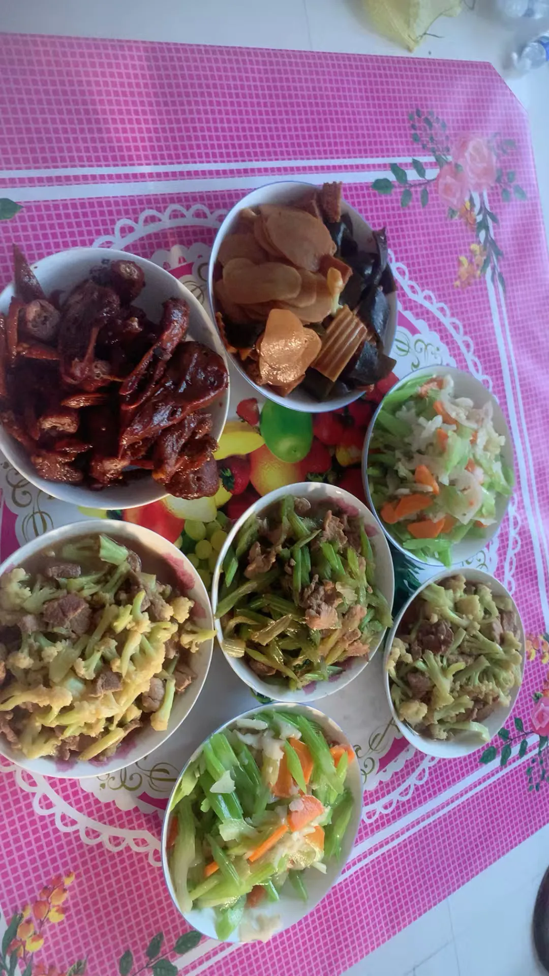 大家看看，这第一桌是河北人做的美食，这第二桌是东北人做的美食，看看有区别吗