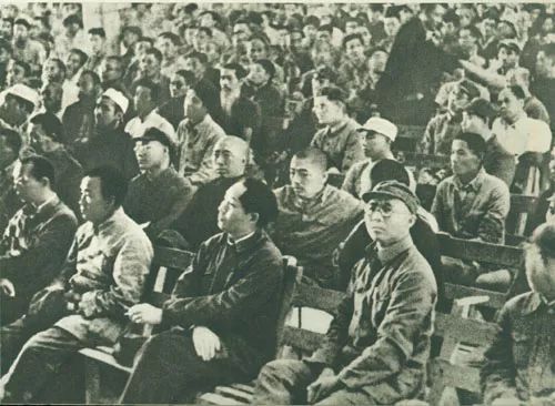 1945年的延安，主席两边坐的是三位元帅，身后坐的是彭老总，彭老总旁边那位没有军