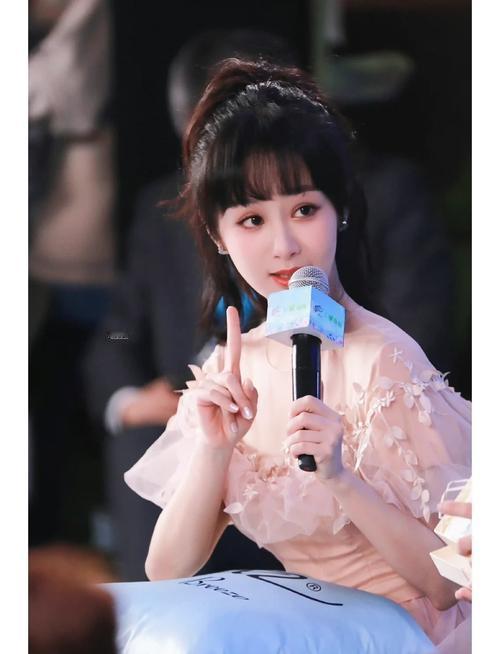 杨紫暂别综艺1至2年冲上全网热搜，阅读量直奔5.8亿。杨紫在采访中明确表示，接下