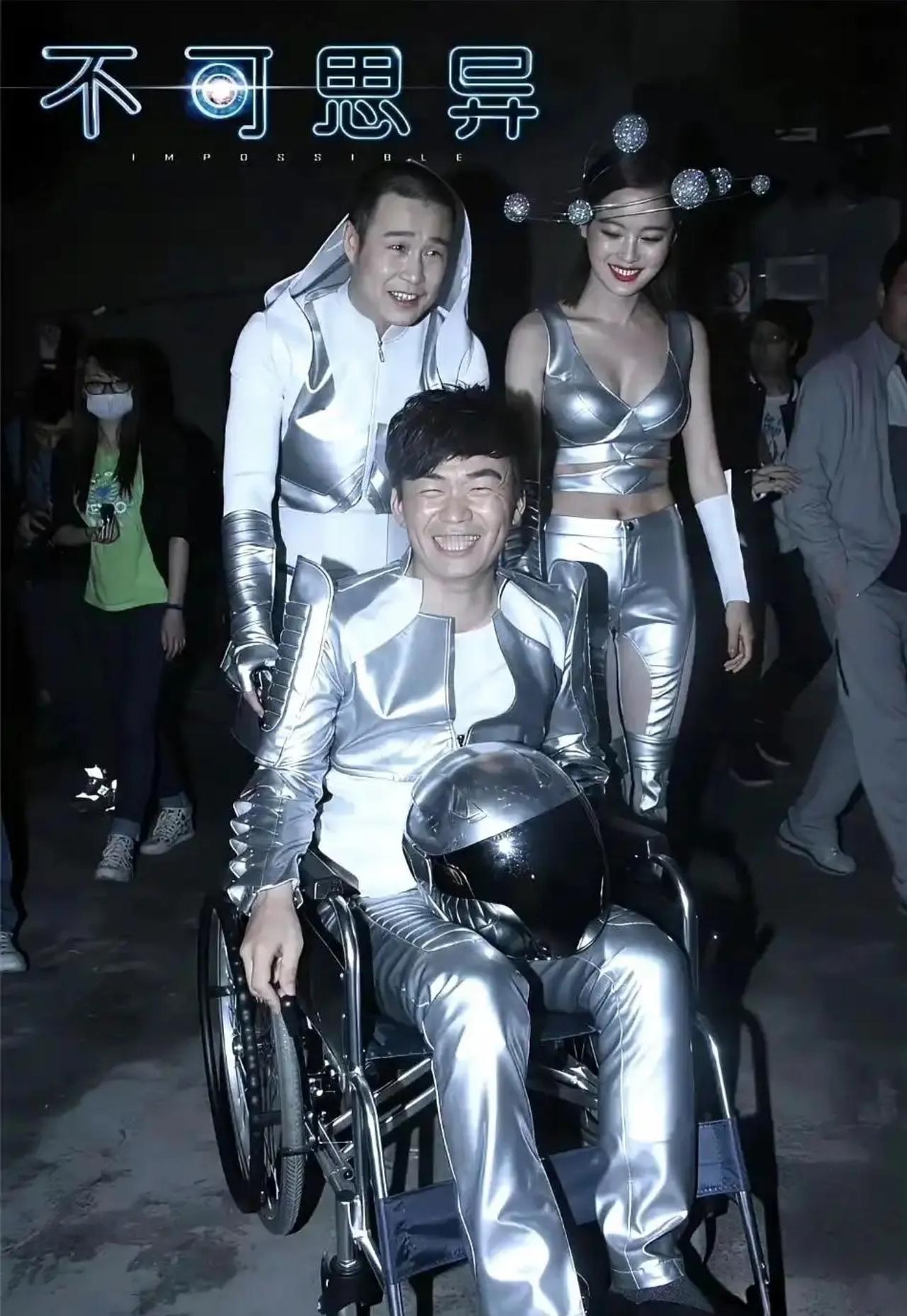 网友分享了一张明星早期照片。照片里是三个如今娱乐圈非常有名的大明星。其中王宝