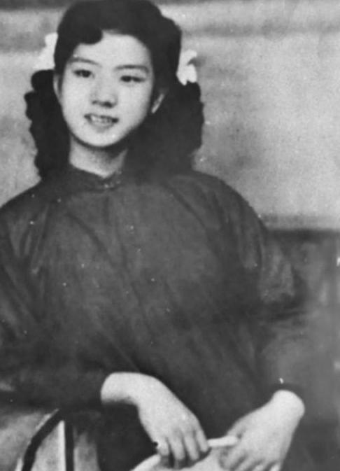 1949年深秋，一名女地下工作者被推上吉普车后座，就在车门关上的瞬间，特务头子猛