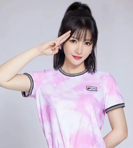 柳岩被主持人问想不想结婚生子时，一脸愁容说45岁后悔没好好找老公，这真让人感慨。