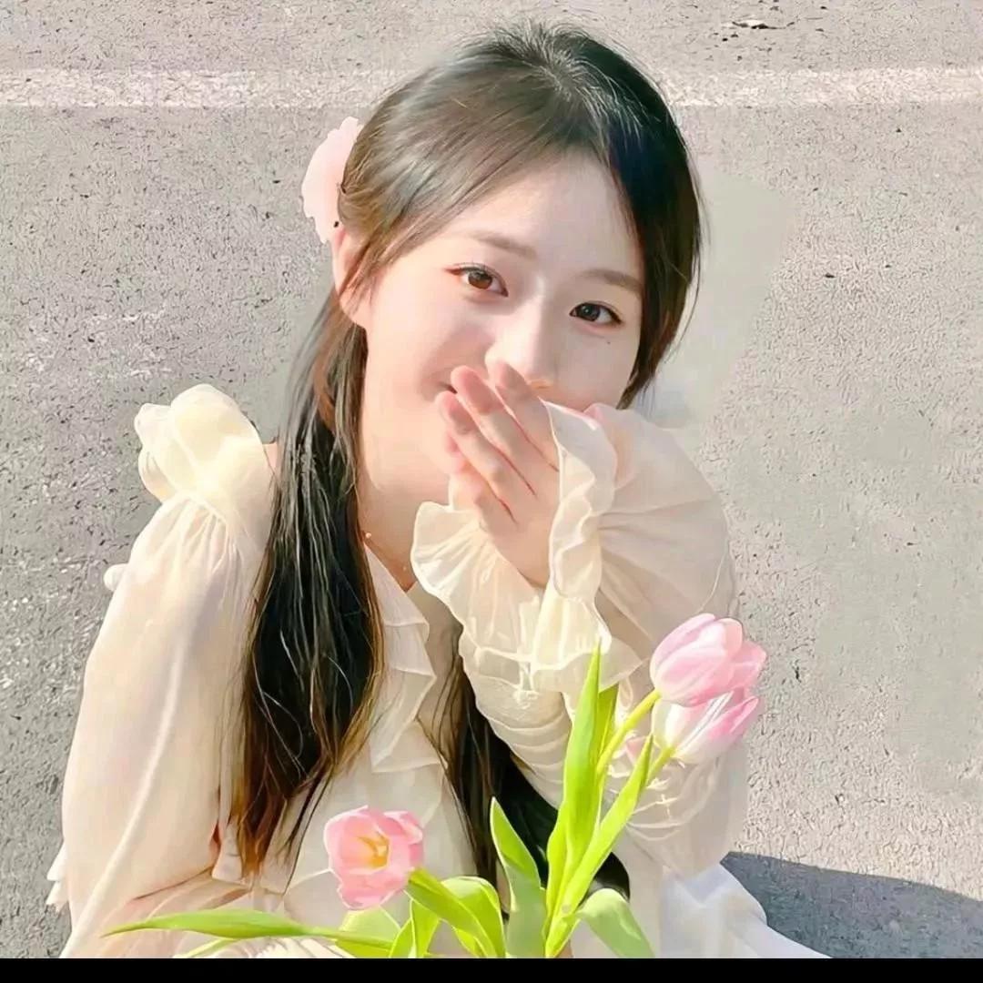 粉面含笑，春意盎然。