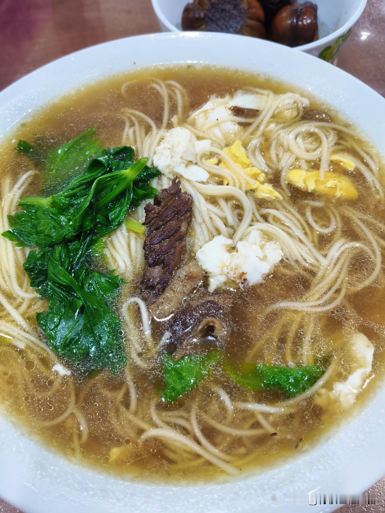 前天在南小市儿，买了三块钱的大饼，吃了三顿。第一顿是为了大饼卷鸡肉，我想的是，
