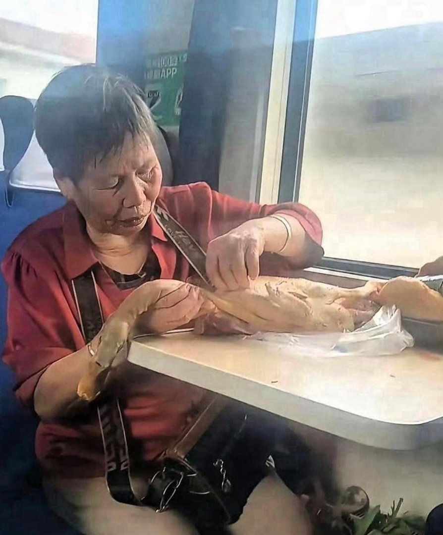 火车上的一幕真的给我惊呆了