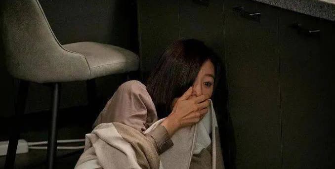 2022年，福建女子做了一夜春梦，醒来后浑身湿透，她立刻察觉到不对劲，跑到警局报