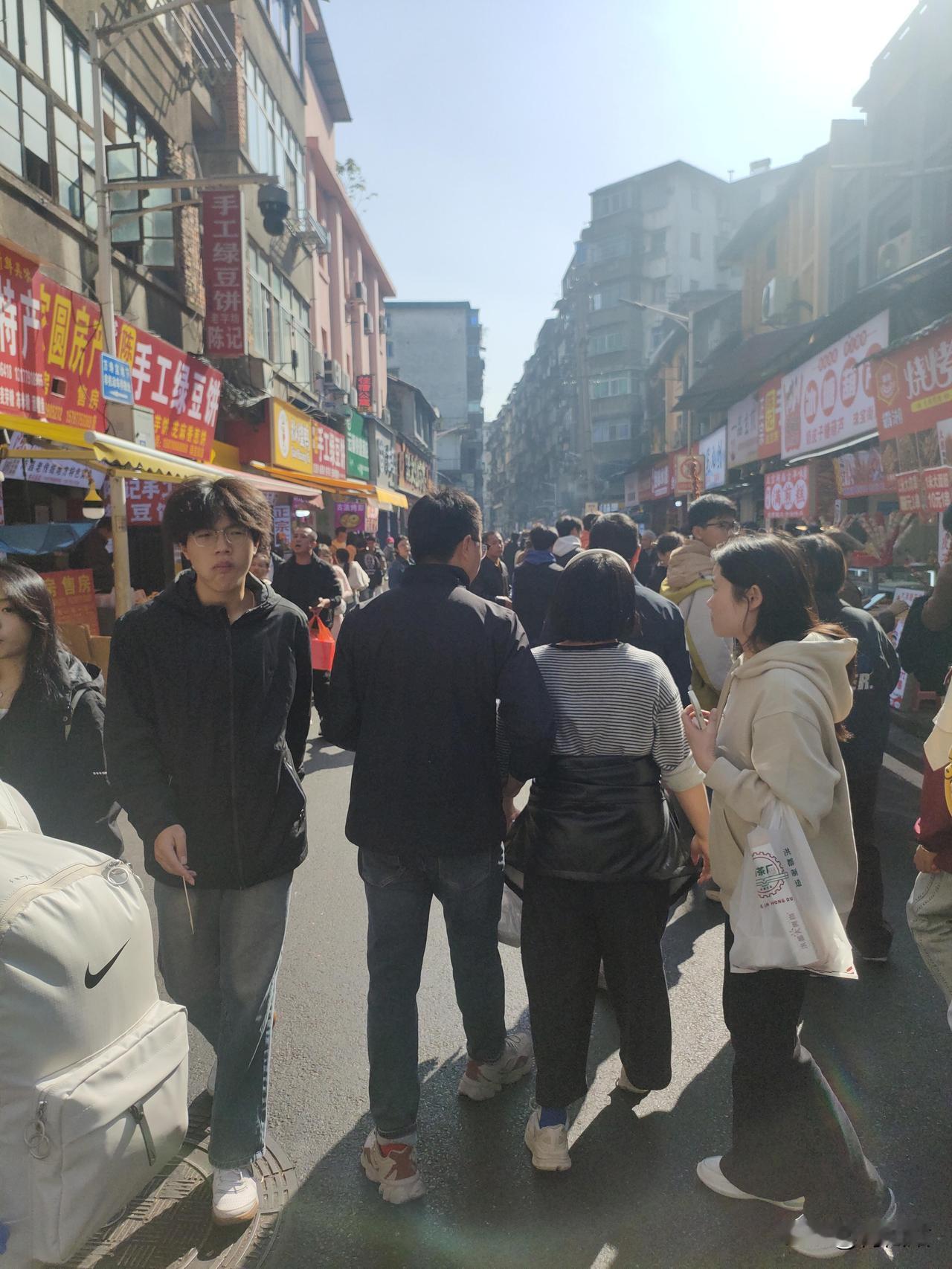 谁懂啊！万寿宫这美食街，人挤人挤到鞋跟被踩掉，我还是舍不得走。刚进巷口就被