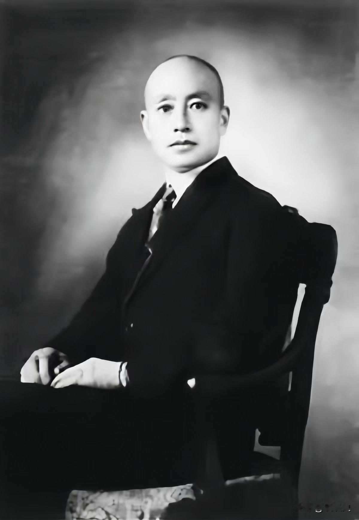 1927年，吴佩孚兵败，逃到邓县，部下劝于学忠将他驱逐，于学忠气坏了，说：“谁敢
