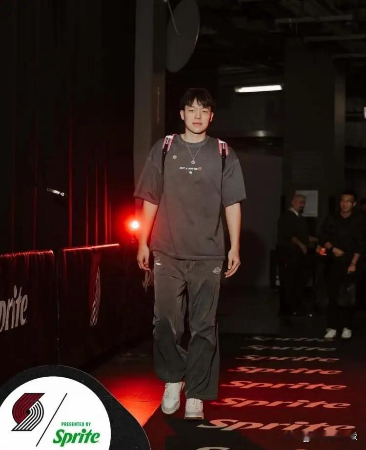 开拓者新秀杨瀚森真是痴人说梦！最近杨瀚森在参加的一个节目中，聊到了自己对明年2K