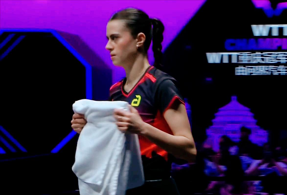 侯英超说：高桥拿雨果做陪练，她能不进步吗？不过雨果就麻烦了！第一局开局高桥