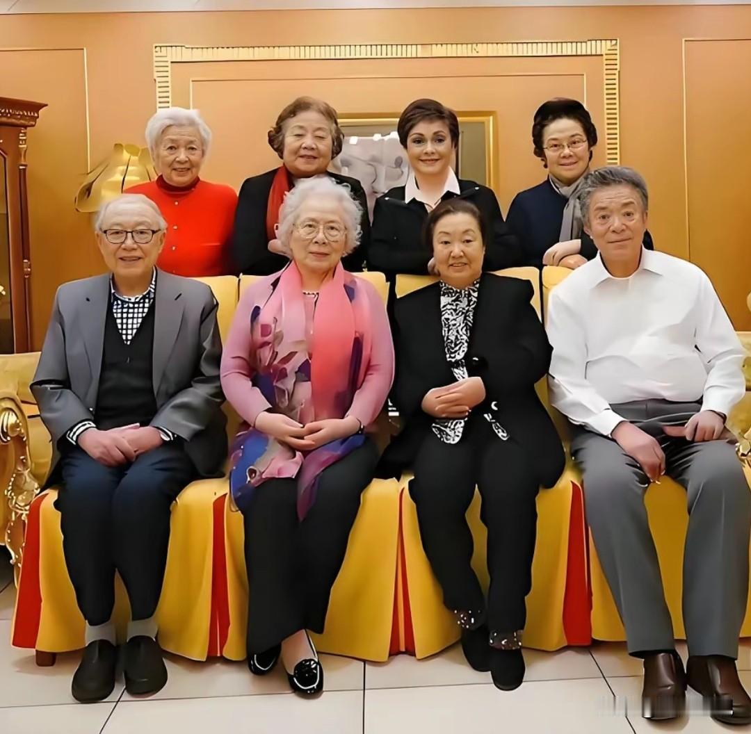 如果能把这8位都认出来，估计只有50、60后老电视迷了吧？这是老艺术家们聚会时