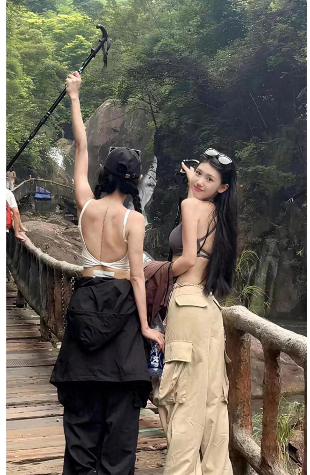 爬个山穿成这样，就不怕蚊子咬吗？不过穿这样倒是很凉快。