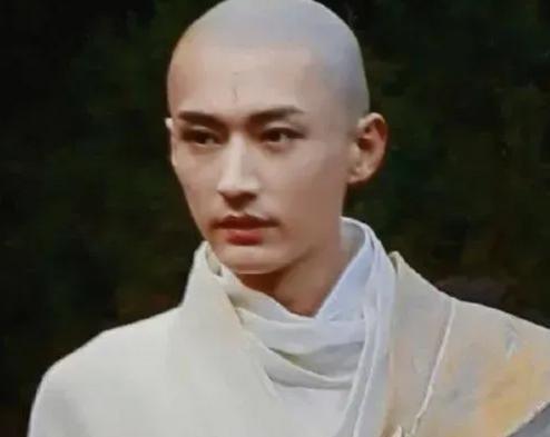 1937年12月，日军闯入南京长生寺，他们看到一个长得俊俏的和尚，高兴到不行。他
