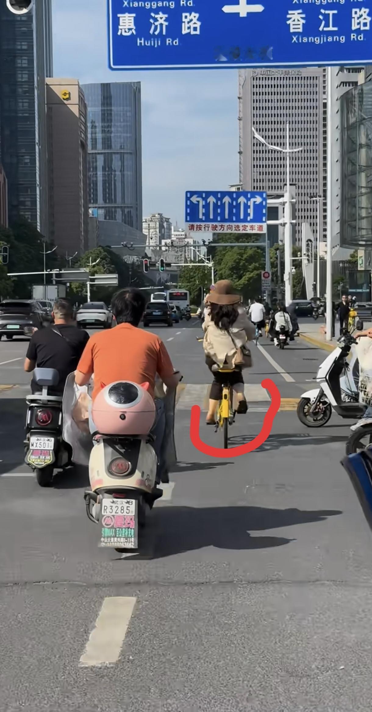 外八骑自行车，你有没有这习惯，这样骑行几公里后半月板肯定受伤🤕穿裙子又要骑车没
