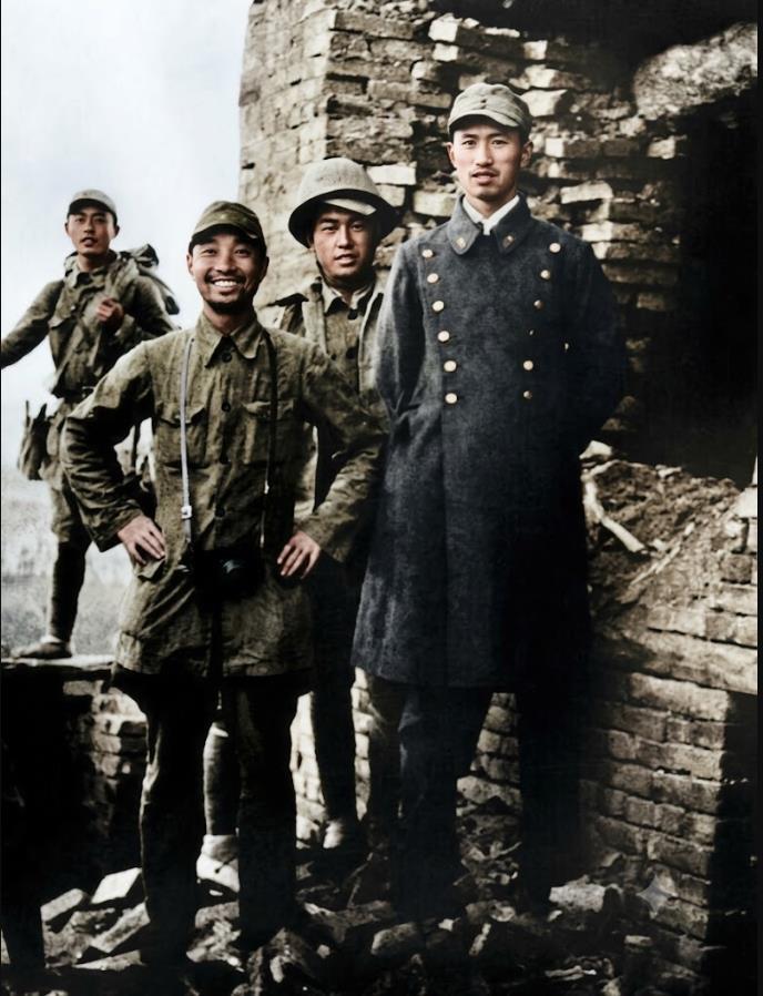 1940年9月，百团大战中榆社攻坚战胜利后，八路军第129师386旅旅长陈赓（左