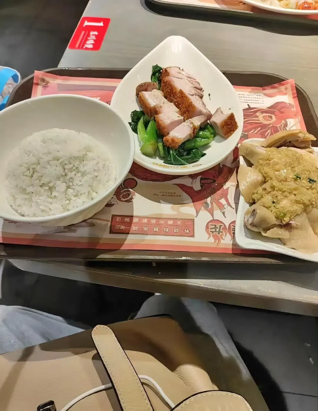 这份快餐在广州市区里卖18元，贵吗？可以免费加饭的。​