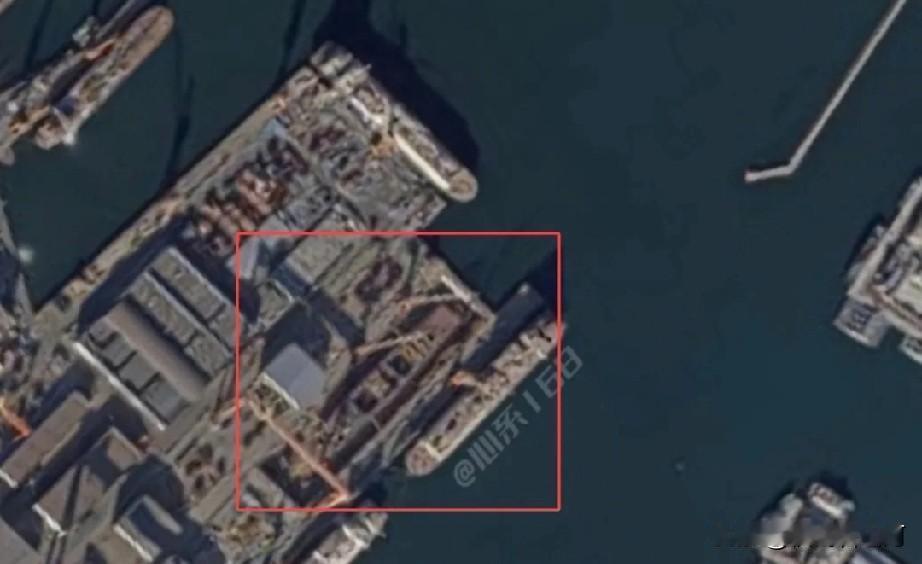 北方干船坞里再传大动作，机库分段盖板子了，还留了两坑。前天的鸟瞰图还是舰艉分