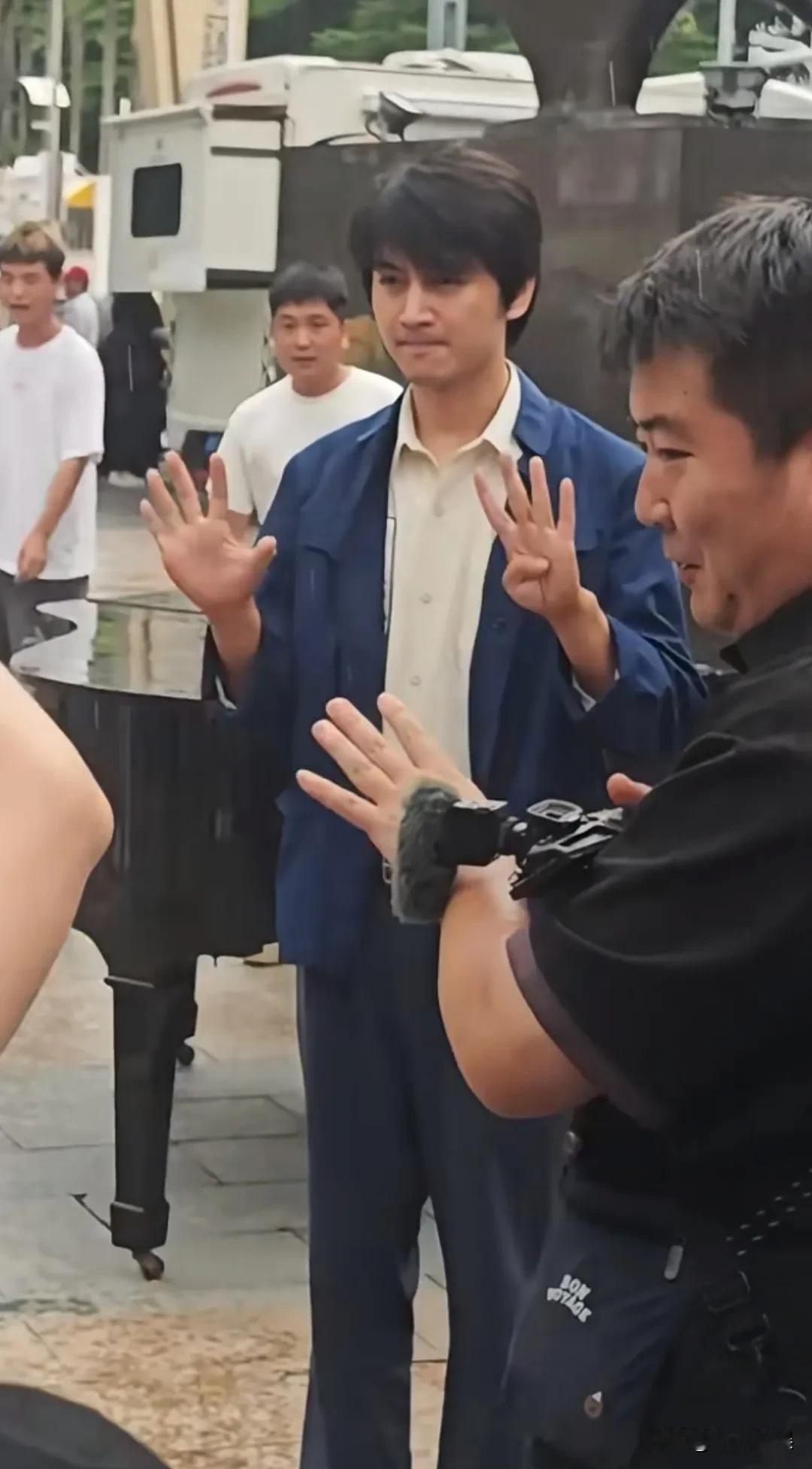 陈晓新剧杀青，现场生图的他，手捧鲜花，与工作人员热情互动，笑的一脸灿烂。曾经一