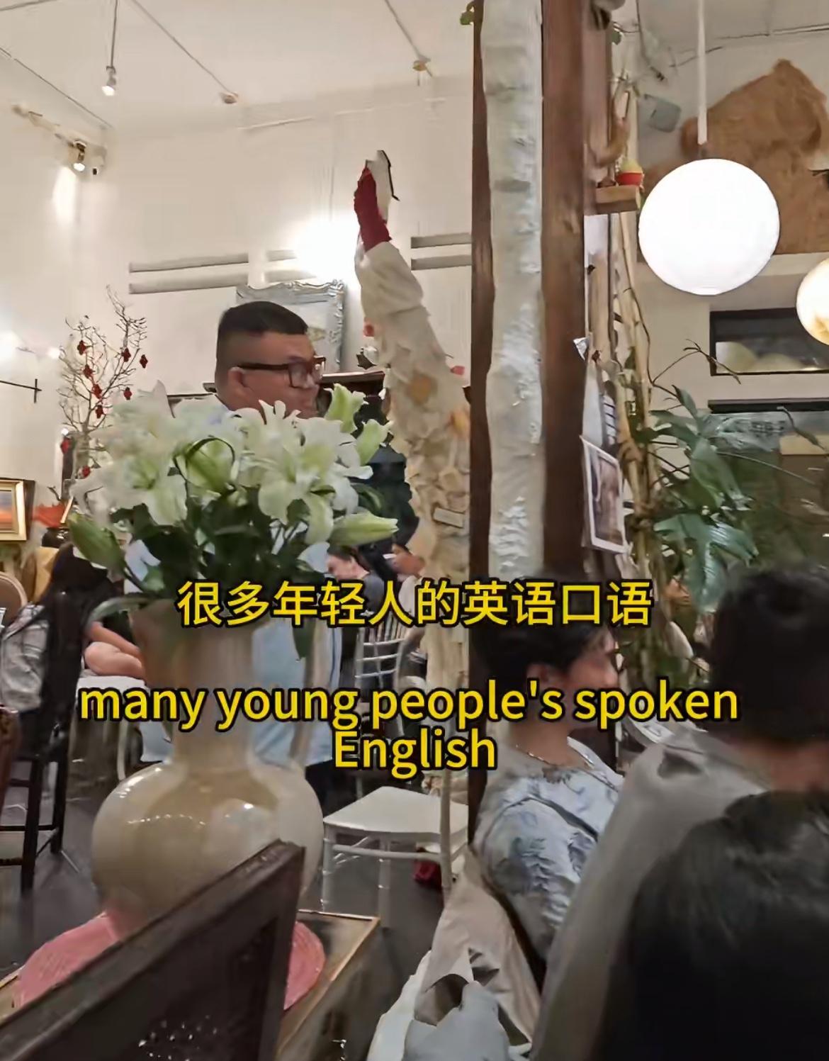华人男子感叹越南人的英语相当不错，而不是为了应付考试，只有掌握英语才能走上国际，