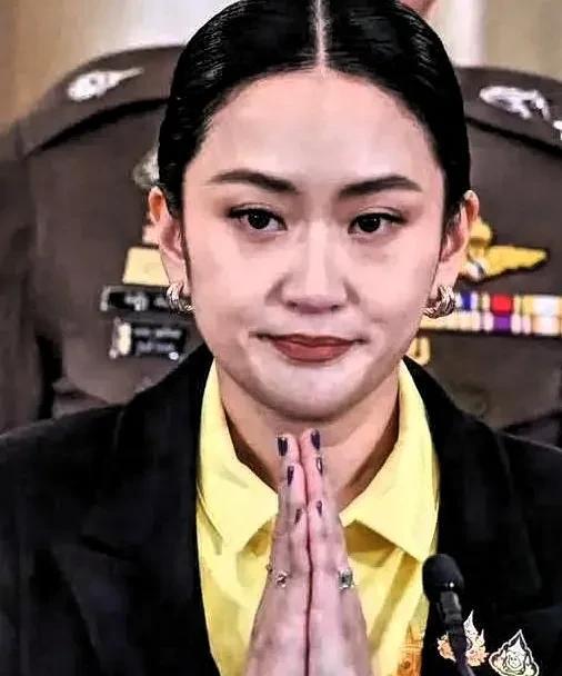 泰国美女总理佩通坦到底还是年轻了点，被柬埔寨前总理、现任参议院主席洪森暗地里耍了