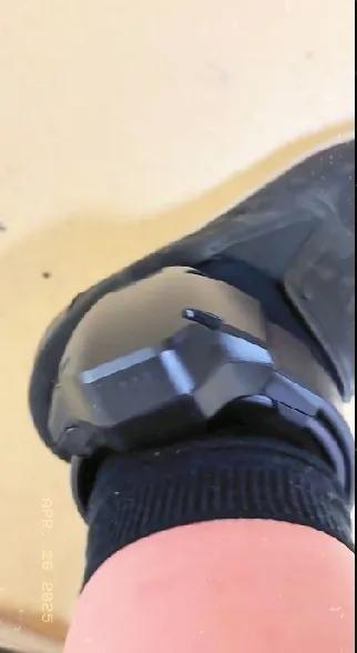 台湾名嘴蔡正元博士被强行带上了电子脚镣！这是蔡正元博士亲自展示脚上的脚料的画