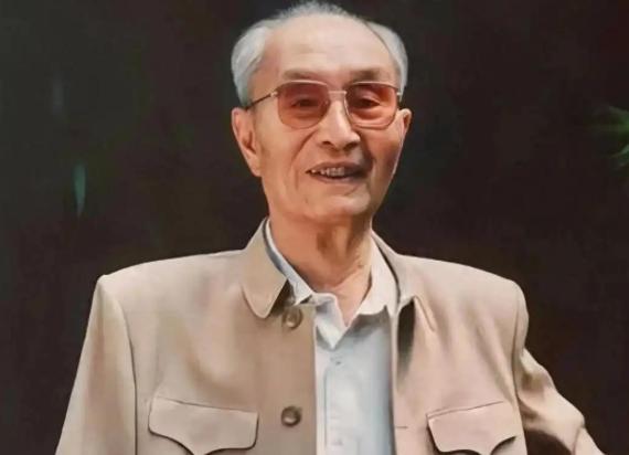 张爱萍去酒泉基地视察，突然瞧见几名战士的背包是斜挎着的，他凭经验判断：这里面肯定