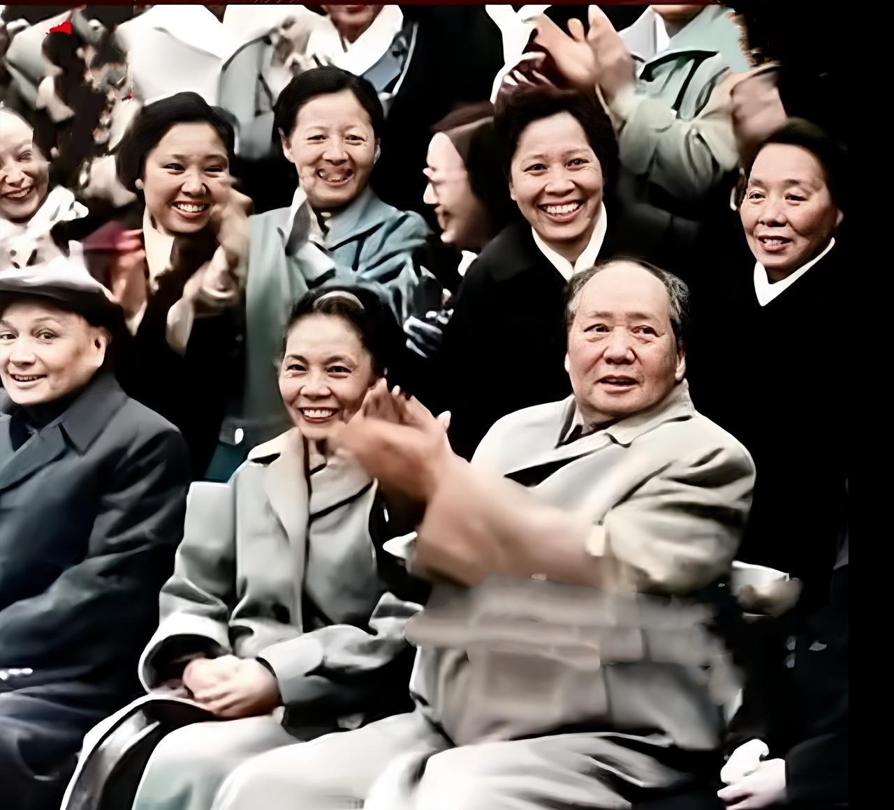 下图是毛泽东和蔡和森妹妹蔡畅的一张抓拍照，蔡畅之所以能坐在毛泽东的旁侧，与她对革