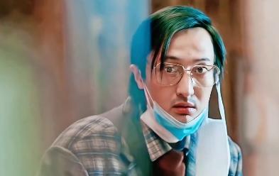 家人们，王传君这是怎么了，就喜欢搞特殊。当年的电影《摆渡人》上映就获得差评一片