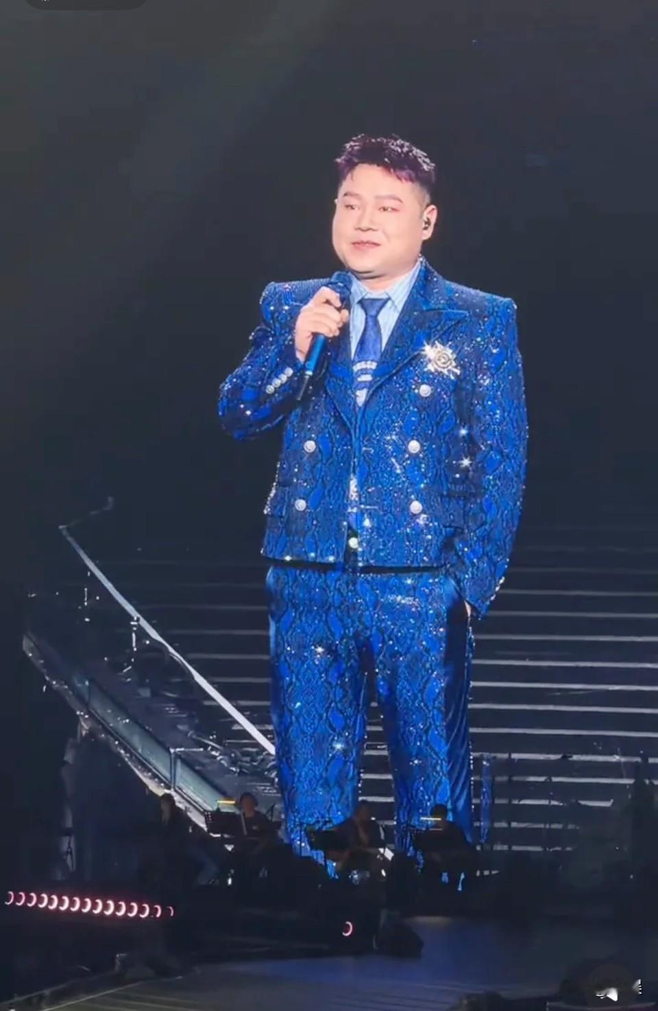 欧豪ProMax远峰蓝200kg离谱，还确实有点像。特别这个眉眼，笑起来的