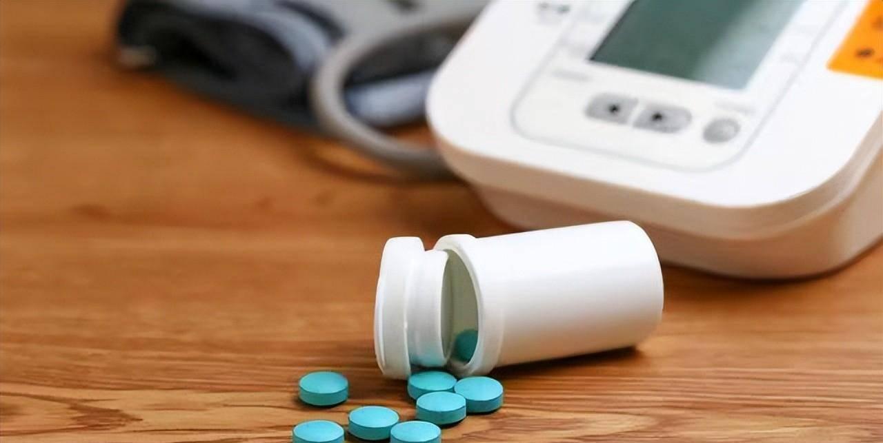 男子突发心脏骤停，医生：吃缬沙坦，不能同时吃这药，建议重视很多人吃药吃到后面