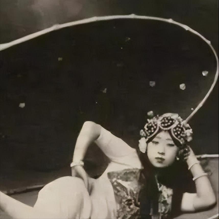 为何在旧社会戏子是下九流，地位比妓女还低？90年乡镇戏班子白天一出戏，晚上一