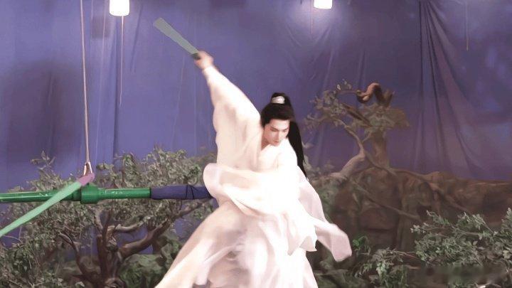 杨洋好小的脸好标准的头《凡人修仙传》里杨洋的头脸比简直是为古装而生！束发时标准