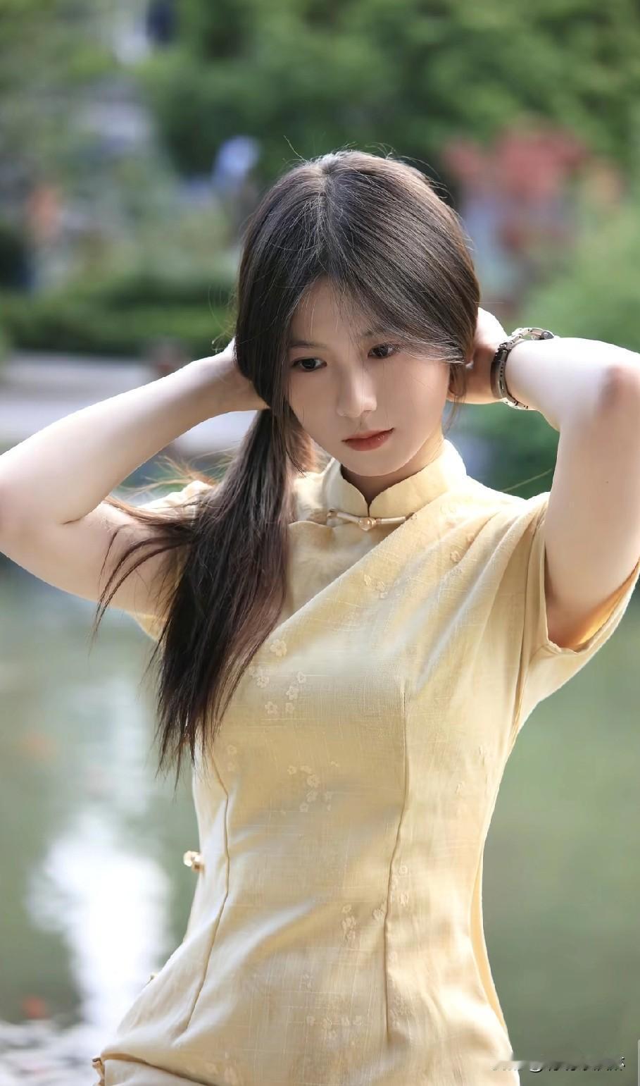 一袭黄衣，温婉动人，宛如画中仙子。