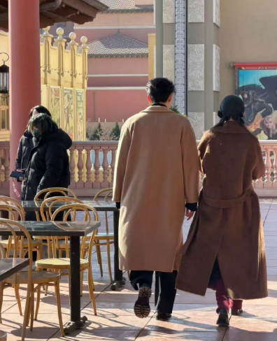 北京环球偶遇陈星旭王玉雯，应该是在拍《突然的喜欢》剧宣物料，期待喽！