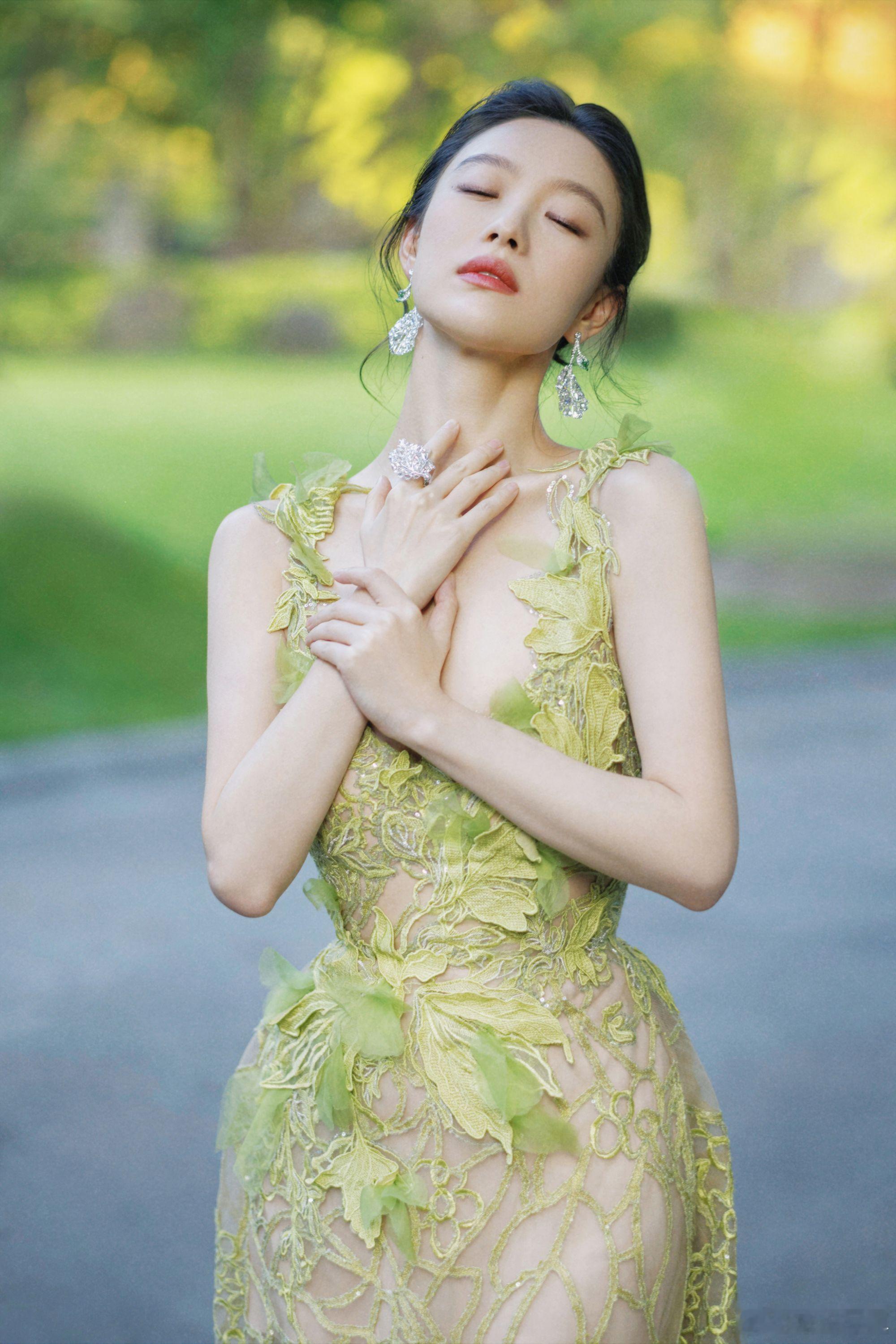 倪妮时装闭年刊倪妮时装十二月封面倪妮透视露背礼服